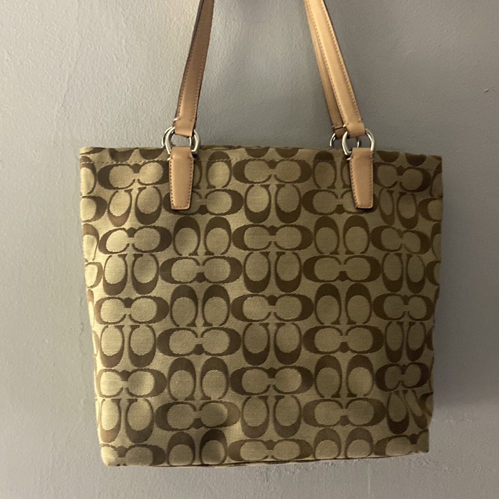 Coach Handbag. Good Used Condition. - Picture 3 of 9